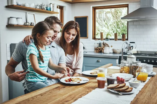 在早餐桌上粘在一起 一家人在家里一起吃早餐 — 图库照片