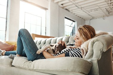 Kim demiş köpek sevgisi uzun sürmez diye. Genç bir kadın evdeki kanepede köpeğiyle dinleniyor.