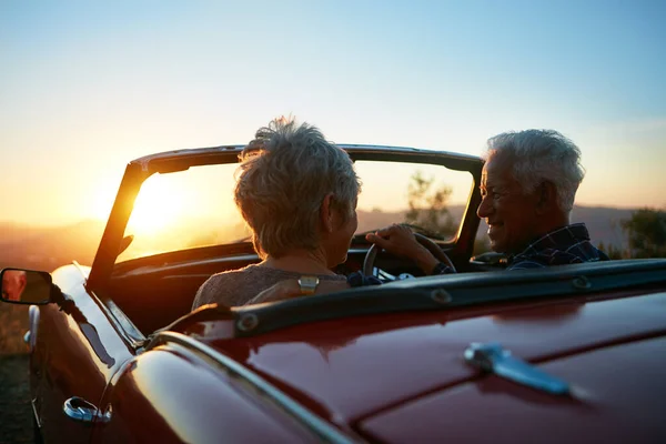 Der Ruhestand Brachte Ihnen Eine Große Belohnung Ein Älteres Ehepaar — Stockfoto