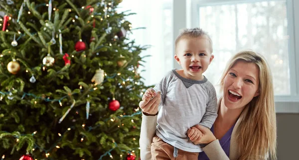 Mest Värdefulla Gåvor Någonsin Kommer Att Ung Mor Njuter Julen — Stockfoto