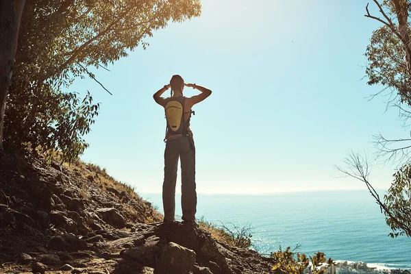 徒步旅行者的梦想 一个年轻女子从山顶欣赏风景的背景图 — 图库照片