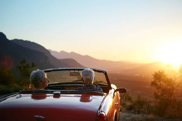 Ist Immer Zeit Für Ein Neues Abenteuer Ein Älteres Ehepaar — Stockfoto