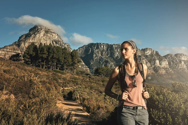 在追求一个伟大的冒险 一个年轻女子在山上远足 — 图库照片
