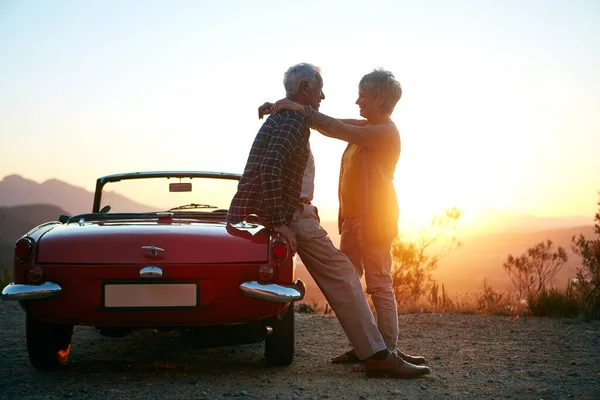 Ihrer Liebe Sind Keine Grenzen Gesetzt Ein Liebevolles Seniorenpaar Genießt — Stockfoto