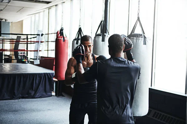 Vítěz Trénuje Poražení Stěžují Mužský Boxer Cvičí Své Pohyby Trenérem — Stock fotografie