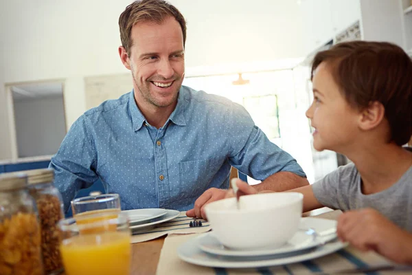 从小教健康的饮食习惯 一个快乐的父亲和他的小儿子在家里的厨房里吃早餐 — 图库照片