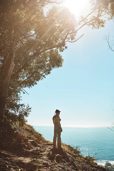 欣赏世界的自然美 一个年轻女子从山顶欣赏风景的背景图 — 图库照片