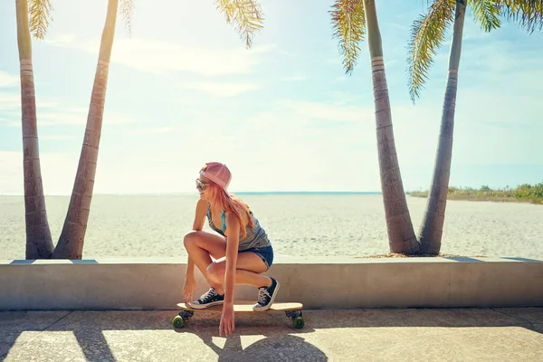 Learn Longboard Young Woman Hanging Out Boardwalk Her Skateboard — Stock Photo, Image