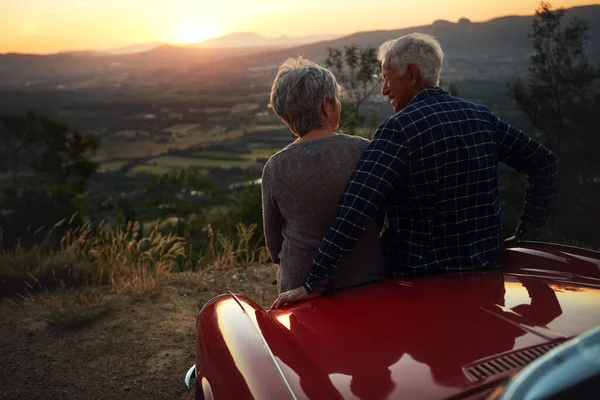 Att Leva Pensionsdrömmen Ett Äldre Par Njuter Bilresa — Stockfoto
