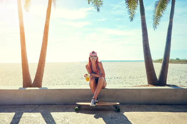 Выжимай Веселье Каждый День Молодая Женщина Тусуется Набережной Своим Скейтбордом — стоковое фото