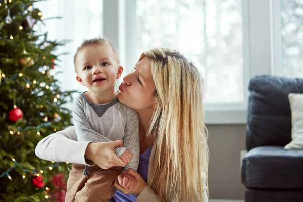 Adj Anyának Egy Puszit Egy Fiatal Anya Élvezi Karácsonyt Kisfiával — Stock Fotó