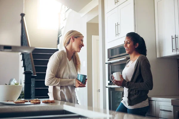 幸福就是和你最好的朋友在一起 两个年轻女人在家里放松的一天一起喝咖啡 — 图库照片