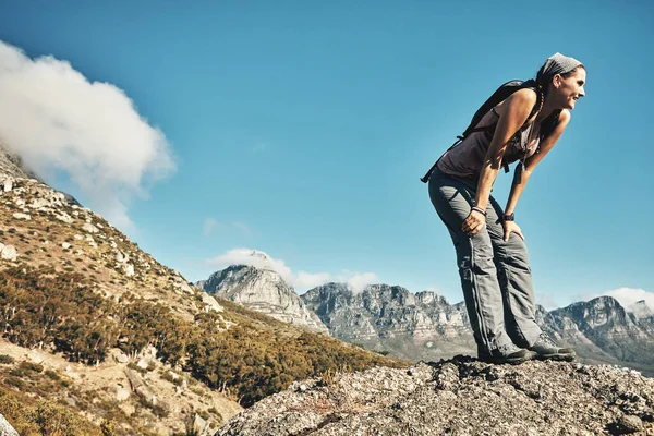 这是我准备克服的挑战 一个年轻的女人在爬山时休息一下 — 图库照片