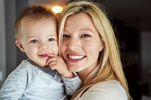 Abrazar Don Maternidad Primer Plano Una Joven Pasando Día Casa — Foto de Stock