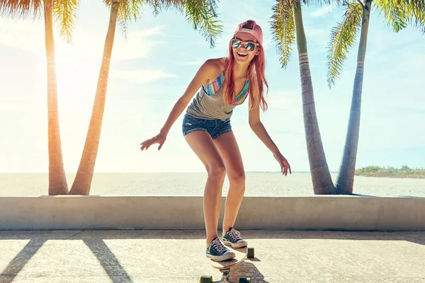 Візьміть Пригоди Свої Руки Молода Жінка Висить Дошці Скейтбордом — стокове фото