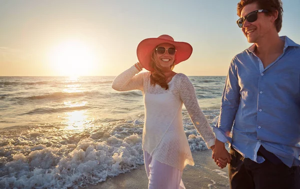 Лето Предназначалось Прогулок Пляжу Закате Счастливая Пара Гуляющая Пляжу — стоковое фото