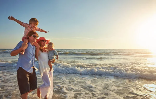 Perfektní Rodinná Dovolená Mladá Rodina Užívá Den Pláži — Stock fotografie