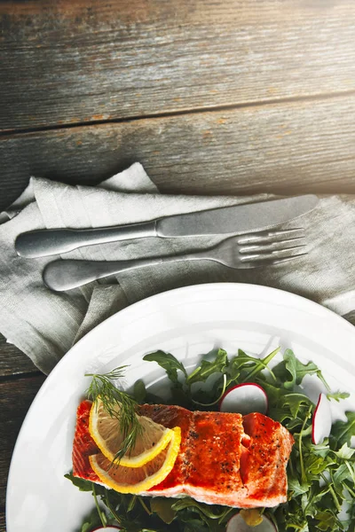 Γεύμα Σερβιρίστηκε Μαγειρεμένο Ψάρι Γαρνιρισμένο Φέτες Λεμονιού Και Φρέσκα Φύλλα — Φωτογραφία Αρχείου