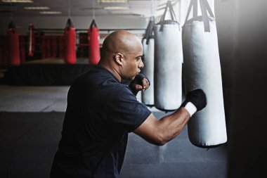 Tek başına savaşmayı öğren. Spor salonunda kickboksör eğitimi.