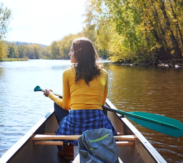 Лучший Способ Исследовать Озеро Каяке Молодая Женщина Едет Кататься Каноэ — стоковое фото