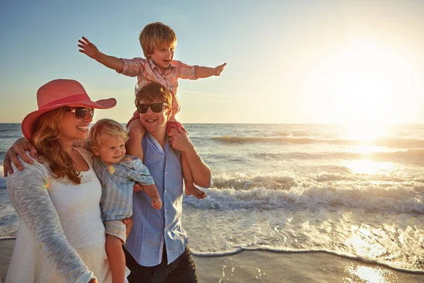 Vytvářím Úžasné Rodinné Vzpomínky Mladá Rodina Užívá Den Pláži — Stock fotografie
