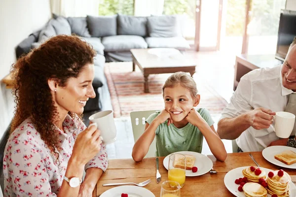 我们今天该做些什么 一家人在家里一起吃早餐 — 图库照片