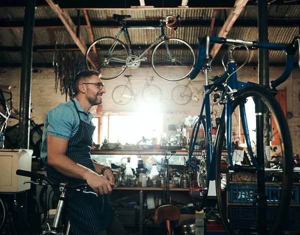 他对你的自行车有很好的计划 在自行车修理店工作的成熟男人 — 图库照片
