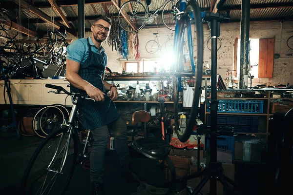 请允许我照顾你所有的自行车需求 一个成熟男子在自行车修理店工作的画像 — 图库照片
