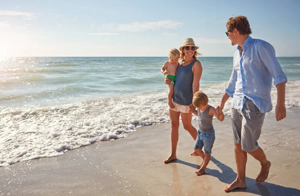 Nech Oceánskou Vodu Omývá Nohy Mladá Rodina Užívá Letní Den — Stock fotografie