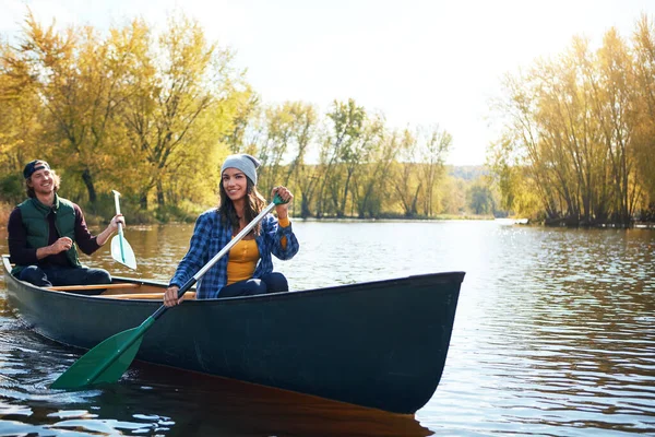 他乘独木舟赢得了我的心 一对年轻夫妇在湖上划船的画像 — 图库照片