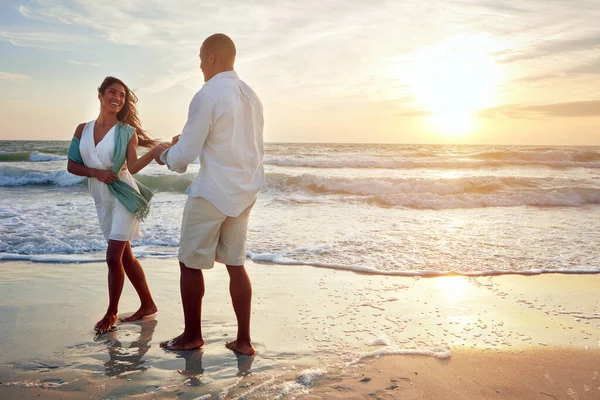 Більше Нікого Мене Окрім Тебе Романтична Пара Танцює Пляжі Заході — стокове фото