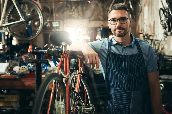 我知道什么最适合你的自行车 一个成熟男子在自行车修理店工作的画像 — 图库照片