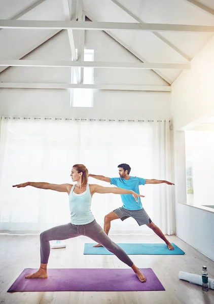 Yoga Ist Kein Work Out Sondern Ein Work Ein Paar — Stockfoto