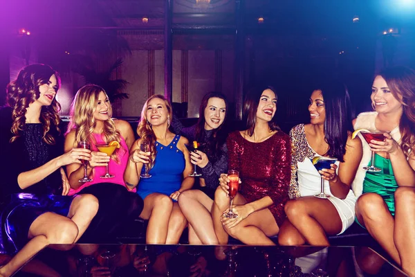 Cena Festa Com Espiões Grupo Jovens Mulheres Desfrutando Uma Noite — Fotografia de Stock