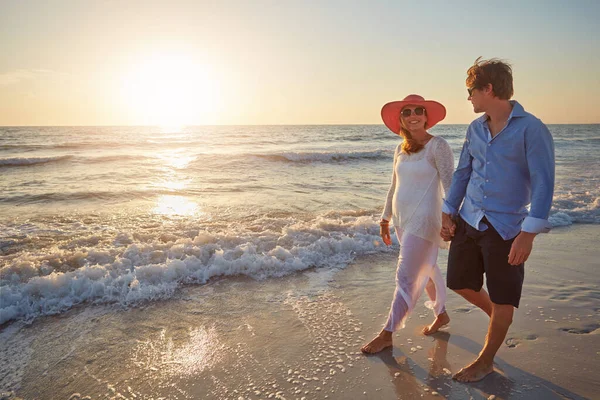 Отличный Способ Закончить Романтический Летний День Счастливая Пара Гуляющая Пляжу — стоковое фото