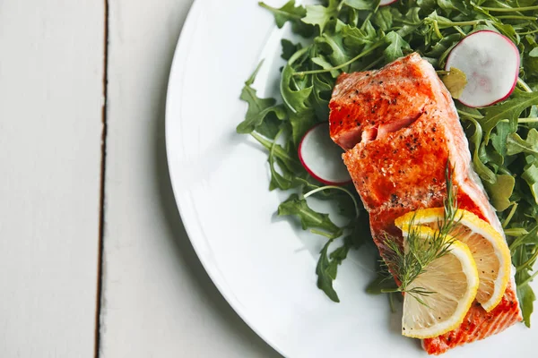 Φαγητό Για Ενθουσιάζεσαι Μαγειρεμένο Ψάρι Γαρνιρισμένο Φέτες Λεμονιού Και Φρέσκα — Φωτογραφία Αρχείου