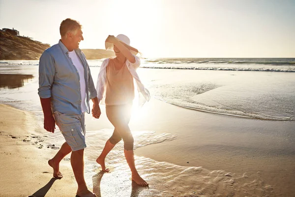 Wir Lieben Lange Spaziergänge Strand Ein Reifes Paar Das Den — Stockfoto