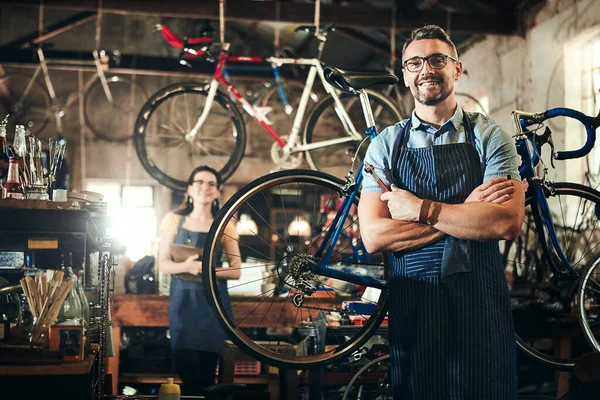 自行车恢复是我做得最好的事 一个成熟男人和他的同事在自行车修理店工作的肖像 — 图库照片