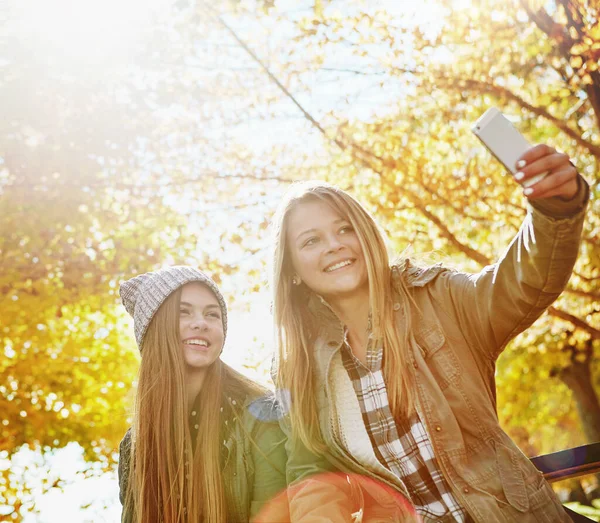 Non Sarebbe Una Sessione Legame Senza Selfie Due Giovani Amici — Foto Stock