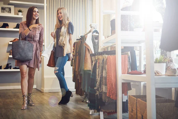 Jag Hörde Att Säljer Bästa Kläderna Här Två Flickvänner Ute — Stockfoto