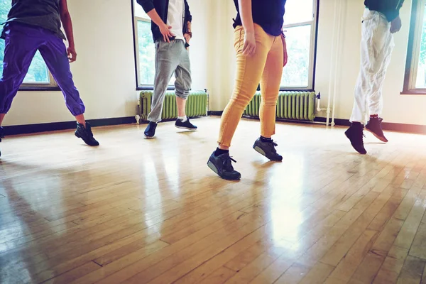 Światło Nogach Grupa Ludzi Tańczących Razem Studio — Zdjęcie stockowe