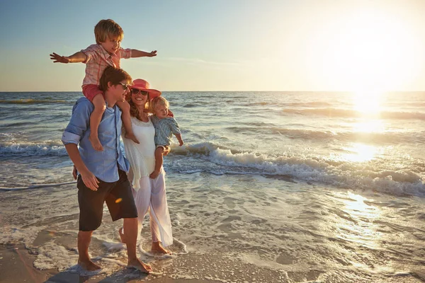 Любимый Способ Провести Лето Молодая Семья Наслаждающаяся Днем Пляже — стоковое фото