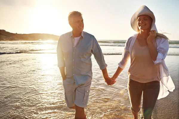 Женись Человеке Которого Можешь Жить Зрелая Пара Проводит День Пляже — стоковое фото