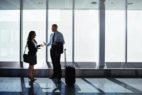 Κάνω Δουλειές Κινήσει Δύο Επιχειρηματίες Που Συνομιλούν Ένα Αεροδρόμιο — Φωτογραφία Αρχείου