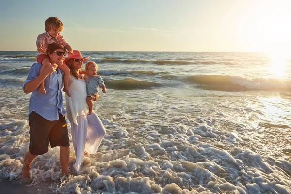Nejlepší Dny Jsou Dny Pláži Mladá Rodina Užívá Den Pláži — Stock fotografie
