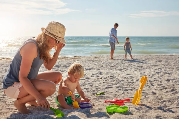 Adora Spiaggia Una Giovane Famiglia Che Gode Una Giornata Estiva — Foto Stock