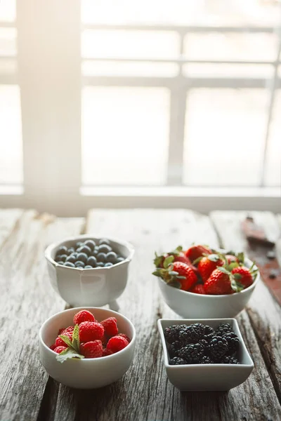 Sağlıklı Yiyecekler Her Masayı Aydınlatır Masada Çeşitli Meyveler Var — Stok fotoğraf