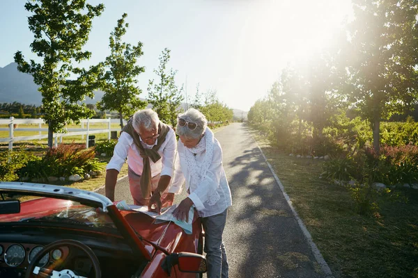 Har Hjul Kommer Att Resa Ett Seniorpar Bilresa — Stockfoto