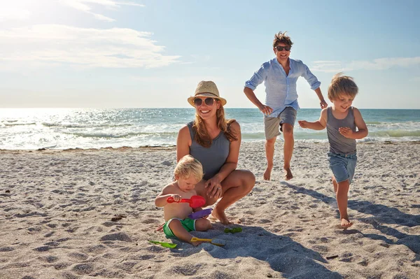 Rodina Která Miluje Pláž Mladá Rodina Užívá Letní Den Pláži — Stock fotografie