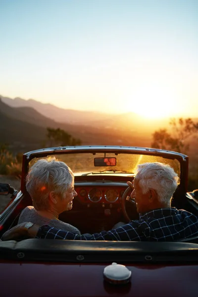 Det Vår Tid Förtjänade Det Tillgiven Senior Par Njuter Solnedgången — Stockfoto